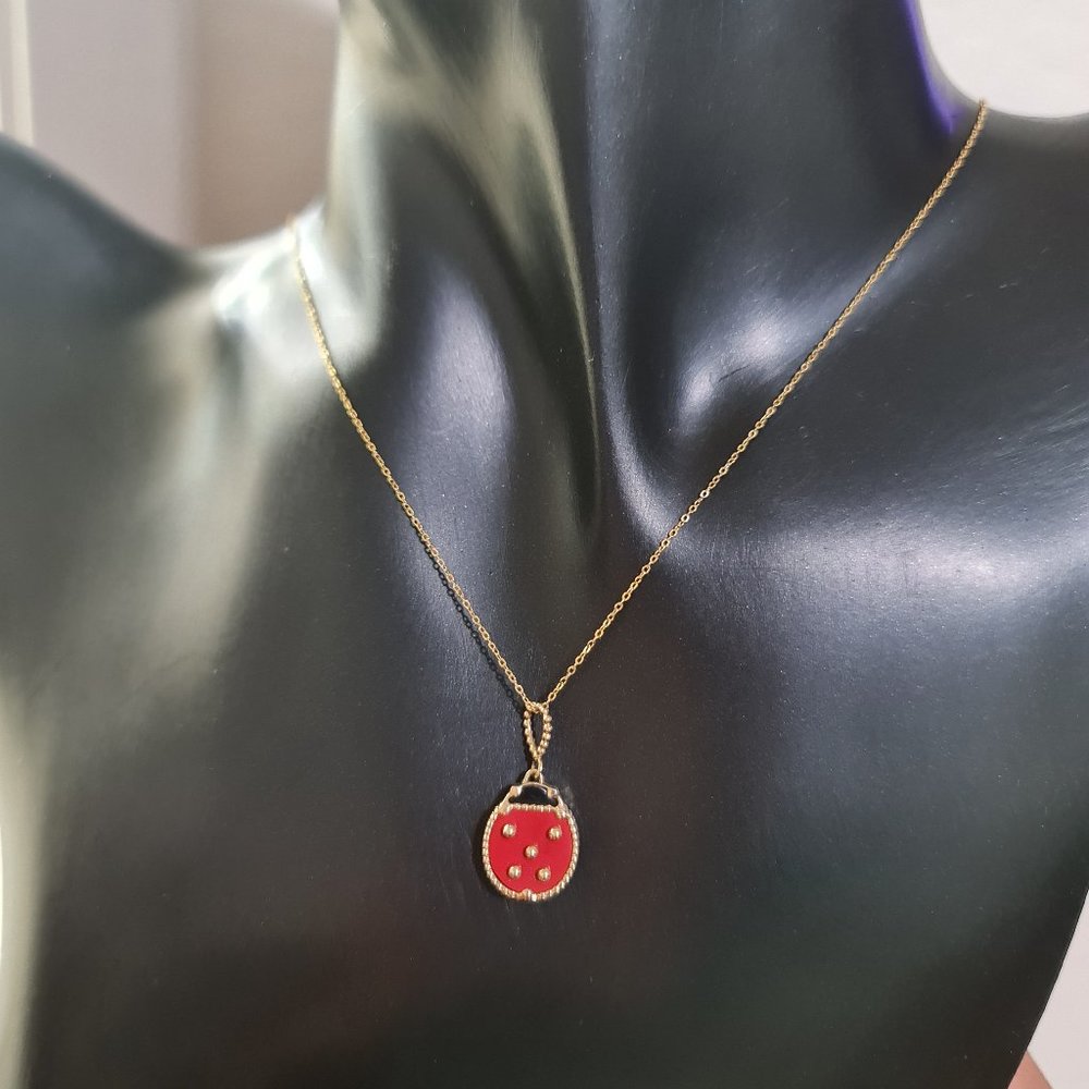 Beautiful necklace with designer inspired pendant - Picture 3 of 15